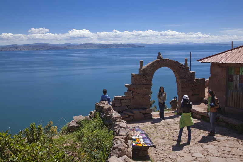 南米「チチカカ湖」に浮かぶ離島5選！ペルーとボリビアの国境の湖にある島々とは？