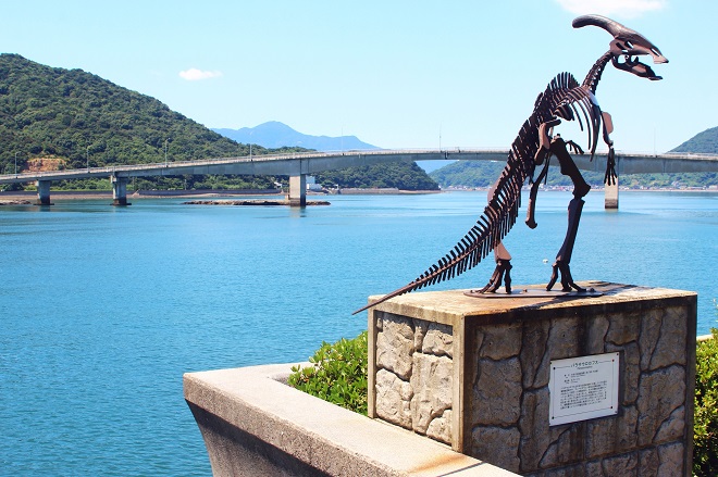 御所浦島_恐竜像と中瀬戸橋