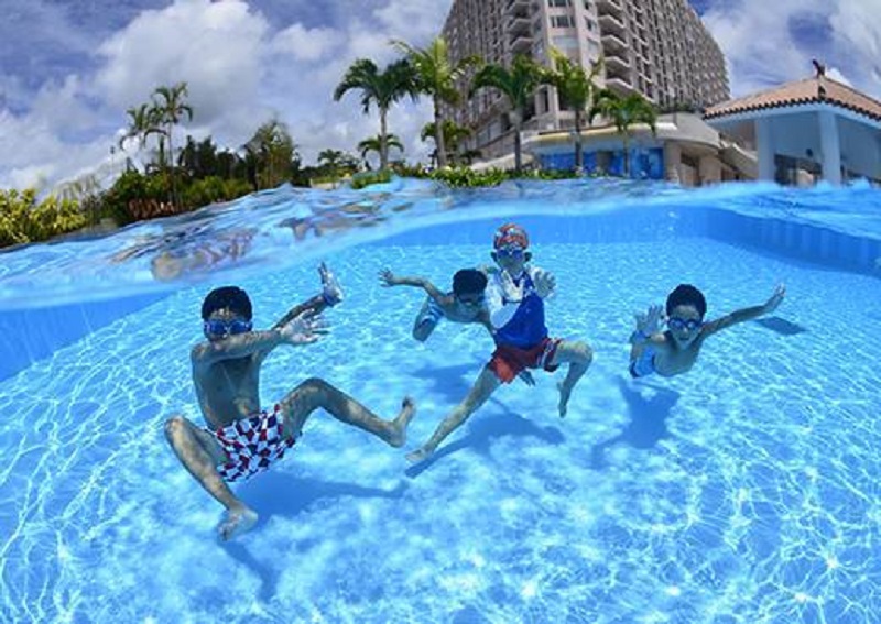 沖縄・名護市：県内最大級の広さを誇るガーデンプール「プール&ランチ+ビーチ プラン」開始