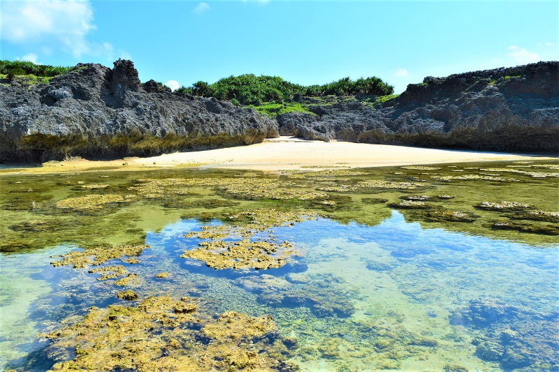 沖縄「鳩間島」でのんびり島旅♪ “鳩間ブルー”の絶景を満喫しよう！