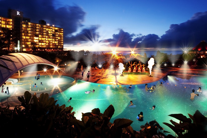 沖縄・恩納村：ネッサンス リゾート オキナワ、迫力のポリネシアンショー✕幻想的なナイトプール