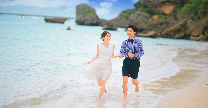 沖縄・今帰仁村：海の中で愛を誓う、新プラン「トラッシュ・ザ・ドレス」登場