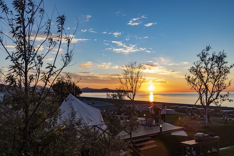 淡路島「PICNIC GARDEN」で水平線に沈む絶景の夕日と星空を楽しむ冬キャンプ