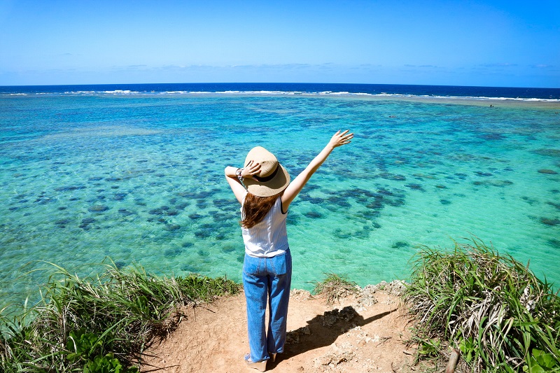 【ザネー浜】沖縄本島の穴場絶景スポット！水平線と海のコントラストを一望！