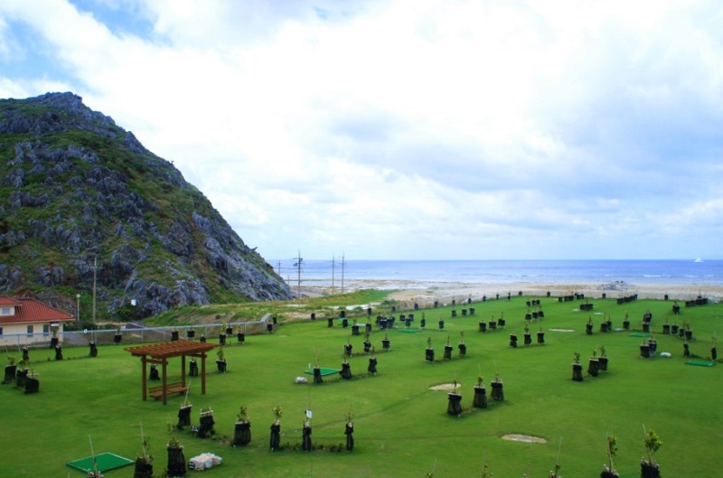 【渡名喜村パークゴルフ場】山と海を見渡しながら楽しむ沖縄離島のゴルフ場