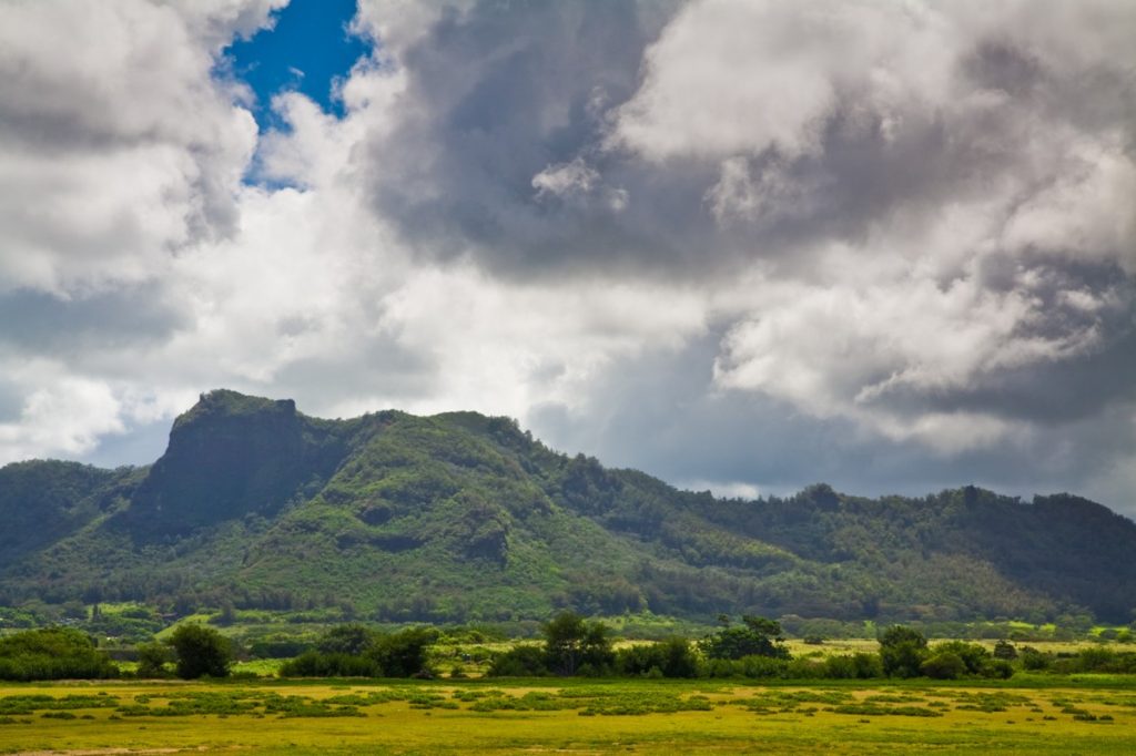 【スリーピングジャイアント】ハワイ・カウアイ島の巨人が眠っているように見えるノウノウ山