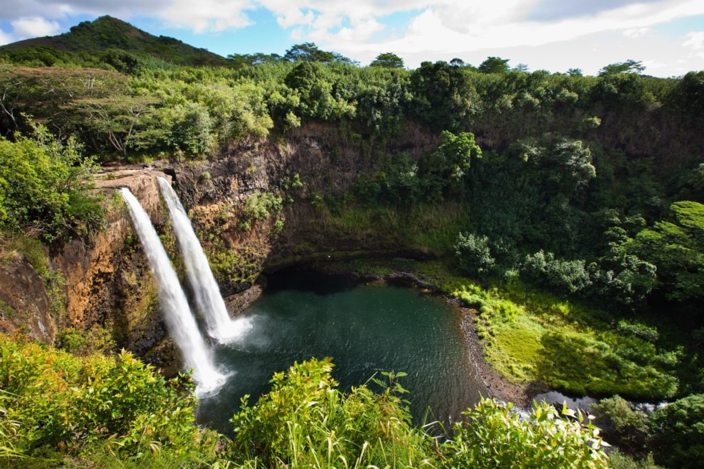 【ワイルア滝】カウアイ島の古代ハワイアン王たちが武勇を見せるため飛び降りたと言われる滝