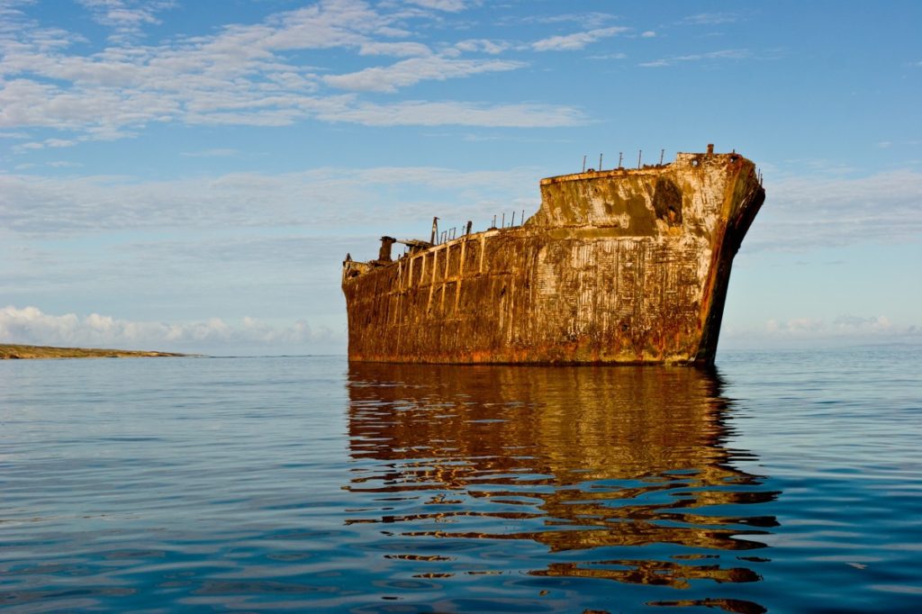 カイオロヒア（シップレック ビーチ） | ハワイ・ラナイ島の沖に錆びついた難破船を望むビーチ