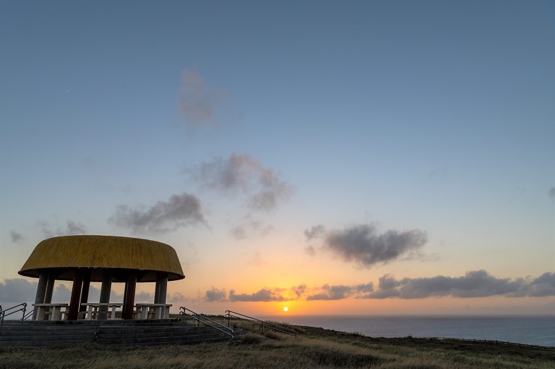 【マハナ展望台】絶景の夕焼けと満天の星を見られる粟国島の特別な場所