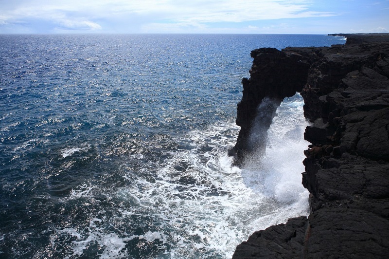 【ホーレイ・シー・アーチ】波の力によって作られたハワイ島の芸術的なシーアーチ