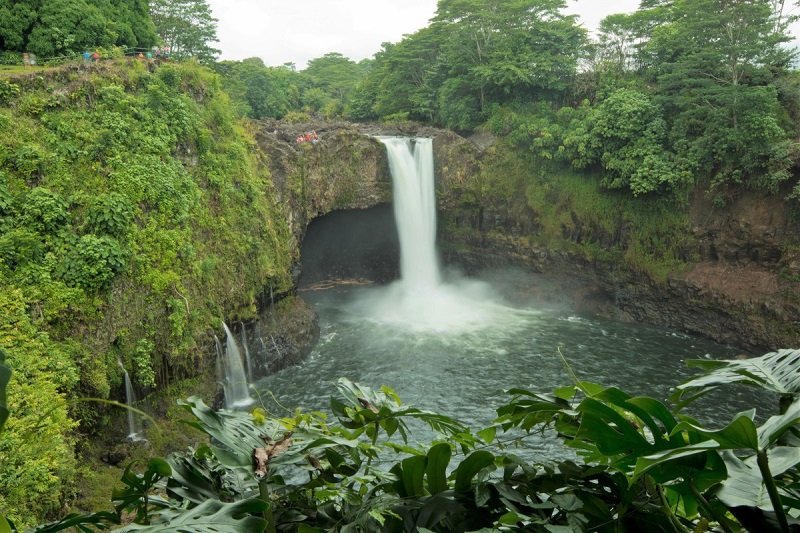 【レインボー滝】ハワイ島にある虹で知られる美しい滝