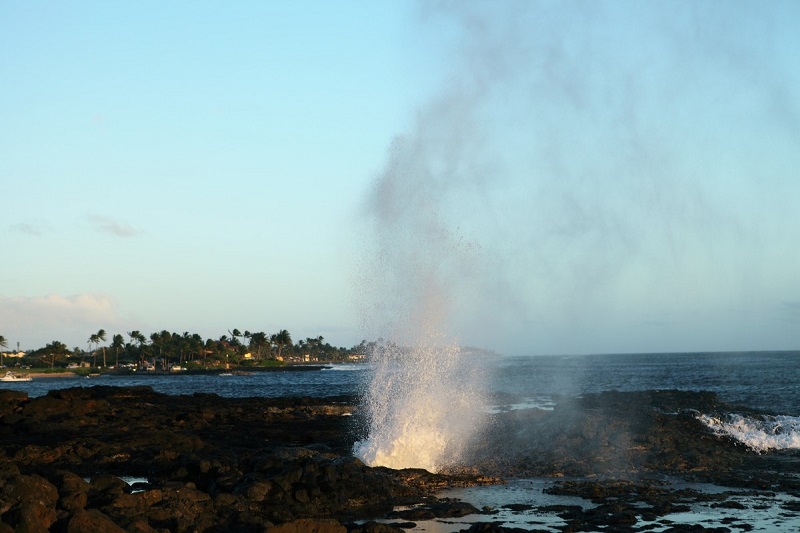 【潮吹き穴】ハワイ・カウアイ島の高さ20ｍに及ぶ伝説が残る潮吹き穴