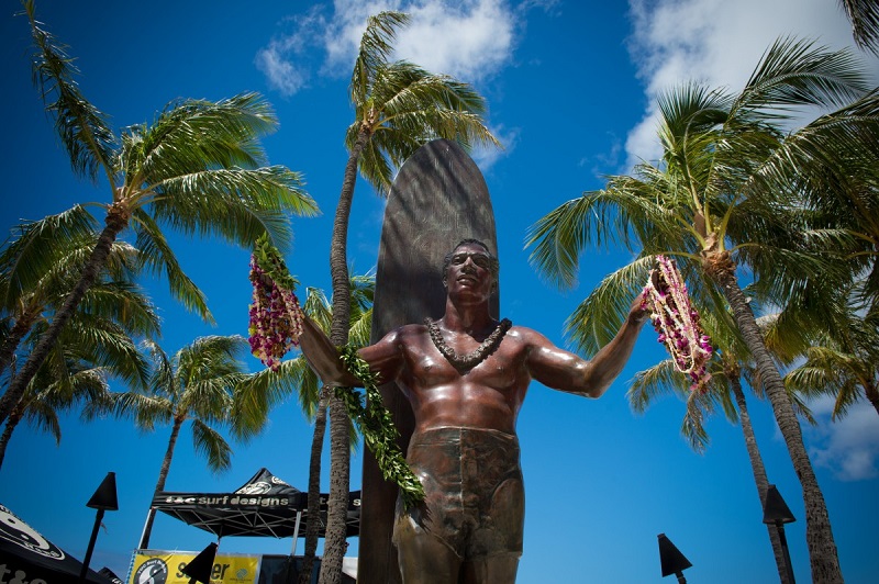 【デューク・カハナモク像】ハワイ・オアフ島の“サーフィンの父”