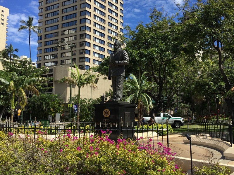 【ワイキキ・ゲートウェイパーク】ハワイ・オアフ島のカラカウア王の銅像が設置されている公園