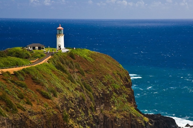 ダニエルK・イノウエ・キラウエア・ポイント灯台 | ハワイ・カウアイ島の高さ15mの回転式灯台