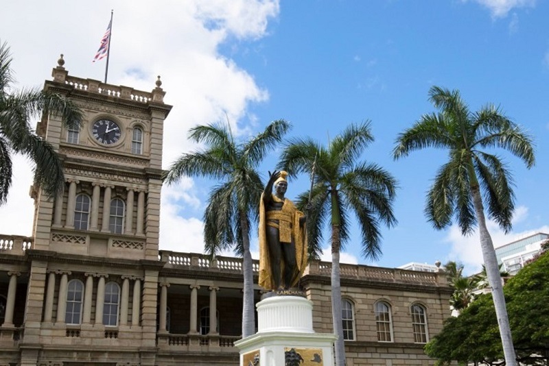 【カメハメハ大王像】ハワイ・オアフ島のかつての政治の中心地に立つ大王像