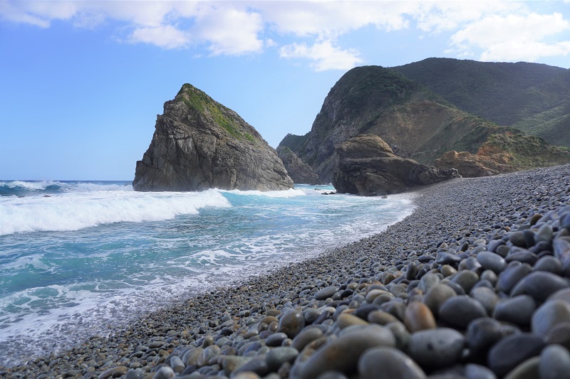 【ホノホシ海岸】荒波が作り出した玉石が広がる奄美大島の景勝地