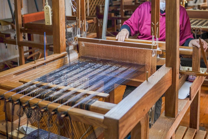 【大島紬村】奄美大島の伝統的工芸品“本場大島紬”の製造工程を見学