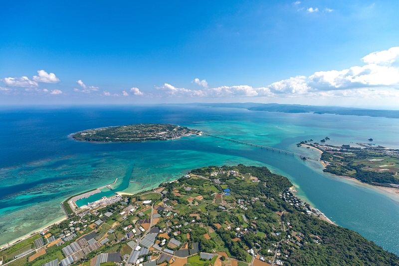 沖縄有数の観光地を空からめぐるヘリコプタークルージング開始
