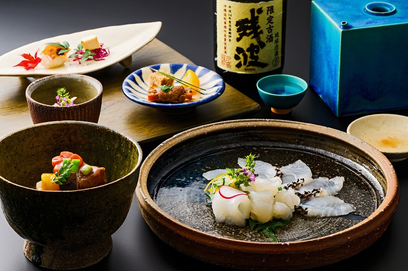 ホテル日航アリビラ、和と琉球の恵みを活かした会席料理「泡盛ペアリングディナー」