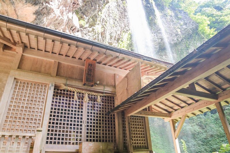 隠岐の島町で有数の景勝地！2つの壇鏡の滝と岩壁に囲まれる壇鏡神社