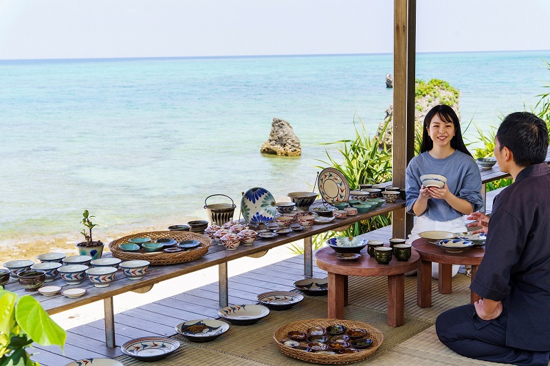 星野リゾート バンタカフェ、沖縄を代表する工芸品に触れる「海辺のやちむん市」今年も開催