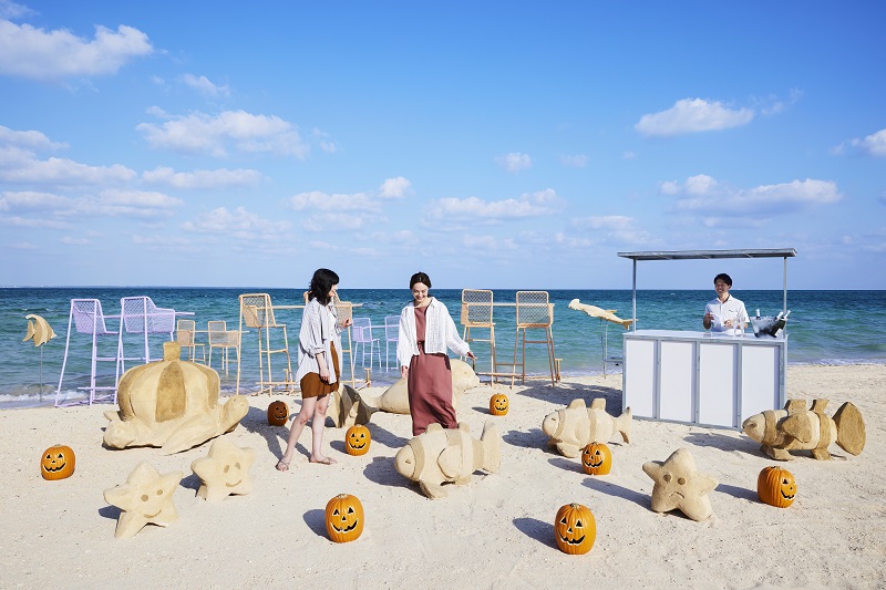 星野リゾート リゾナーレ小浜島、海上カウンター席とオブジェが彩る「南の島のビーチハロウィン」今年も開催