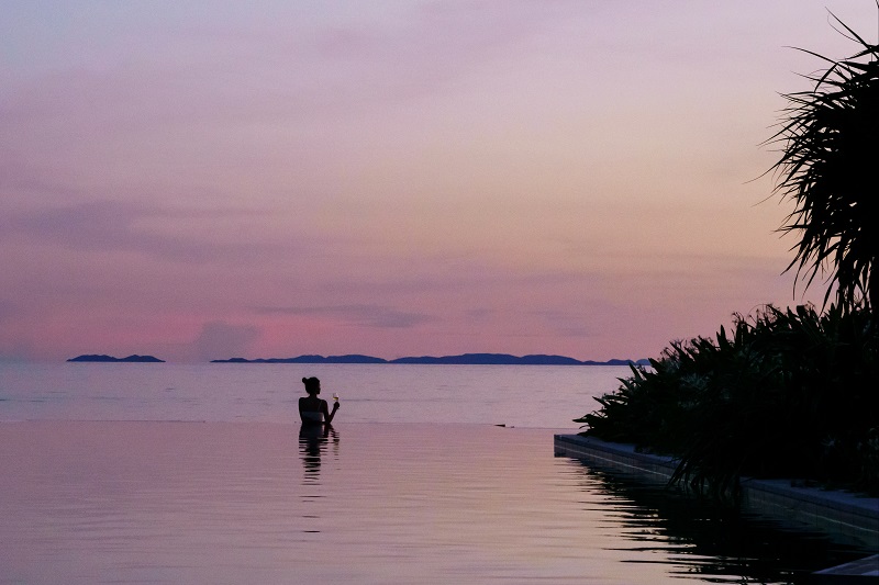 星のや沖縄、水平線に沈む美しい夕陽を眺めながら過ごす「夕映えホットプールアペロ」開催