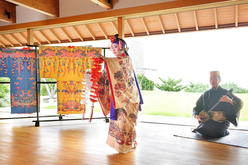 星のや沖縄、伝統工芸品 紅型の奥深い魅力に触れる「琉球紅型滞在」開催