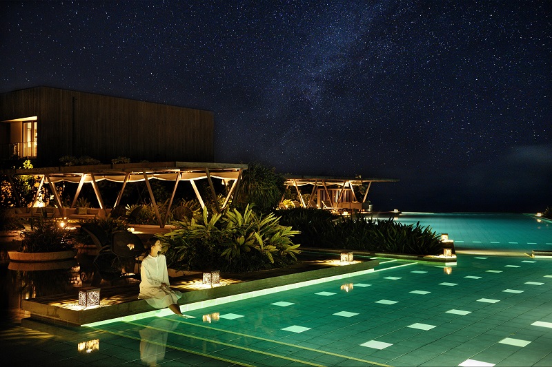 星のや沖縄、夏の夜を涼やかに過ごす「宵涼みナイトプール」開催