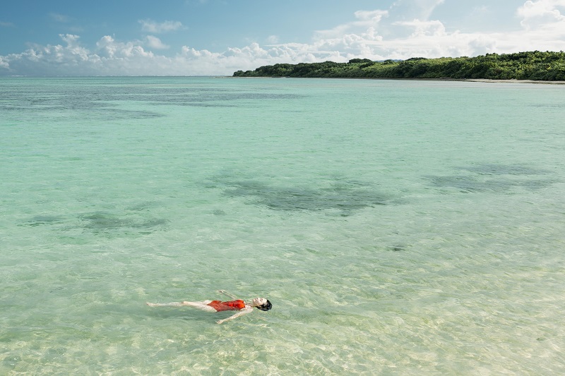 星のや竹富島、珊瑚礁の海で深く癒される夏の朝活「海ぬククルムチ」