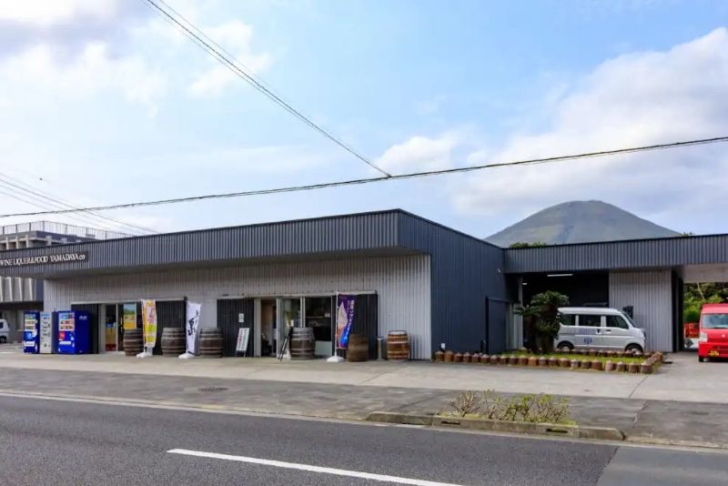 八丈島 移住｜創業75年の酒販店が運営する店舗兼カフェのスタッフ募集！多くの移住者が活躍中！