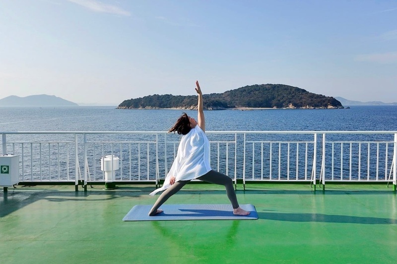 瀬戸内海の多島美を望む「船ヨガ – Fune YOGA -」開催！フェリーの屋上展望デッキで心身を解放