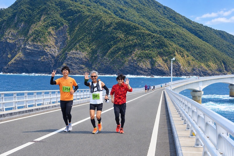 鹿児島県・甑島の3つの橋を渡って東シナ海の海岸線を走る「第5回 甑マラソン大会」参加者募集中